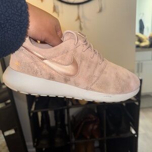 Nike Roshe One Premium Metallic Rose Gold Shoes 833928-900 Women Size 9 Used